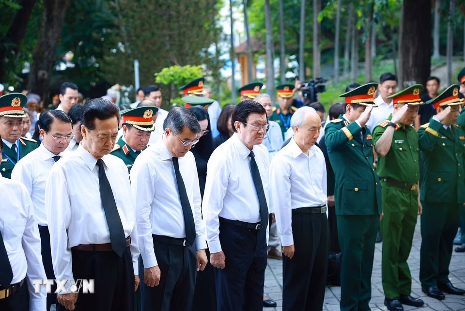Thủ tướng Chính phủ Lê Minh Hưng dâng hoa, dâng hương tại Tượng đài Cố Tổng Bí thư Trần Phú và Bia tưởng niệm các Anh hùng liệt sỹ tại Công viên Lê Thị Riêng. (Ảnh: Dương Giang/TTXVN)