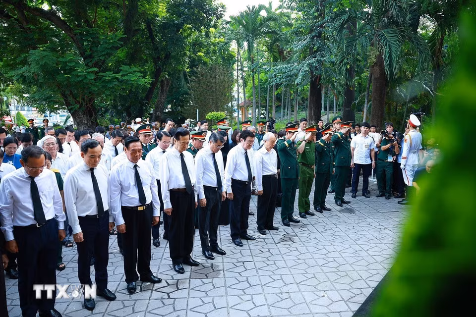 Thủ tướng Chính phủ Lê Minh Hưng dâng hoa, dâng hương tại Tượng đài Cố Tổng Bí thư Trần Phú và Bia tưởng niệm các Anh hùng liệt sỹ tại Công viên Lê Thị Riêng. (Ảnh: Dương Giang/TTXVN)