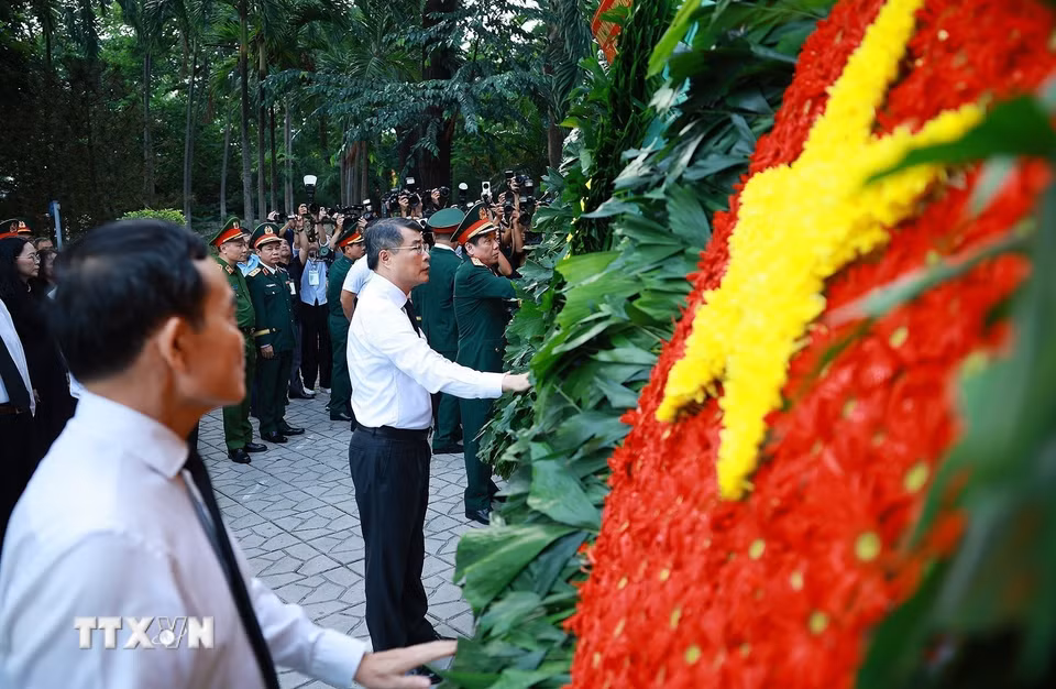 Thủ tướng Chính phủ Lê Minh Hưng dâng hoa, dâng hương tại Tượng đài Cố Tổng Bí thư Trần Phú và Bia tưởng niệm các Anh hùng liệt sỹ tại Công viên Lê Thị Riêng. (Ảnh: Dương Giang/TTXVN)