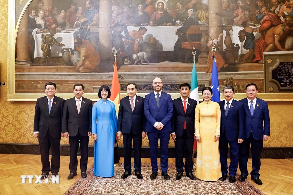 Chủ tịch Quốc hội Trần Thanh Mẫn và Chủ tịch Hạ viện Italy Lorenzo Fontana với đại biểu. (Ảnh: Doãn Tấn/TTXVN)