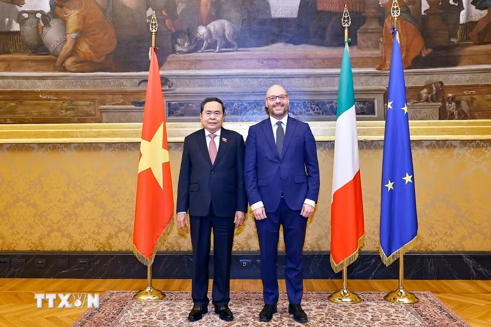 Chủ tịch Quốc hội Trần Thanh Mẫn và Chủ tịch Hạ viện Italy Lorenzo Fontana chụp ảnh chung. (Ảnh: Doãn Tấn/TTXVN)