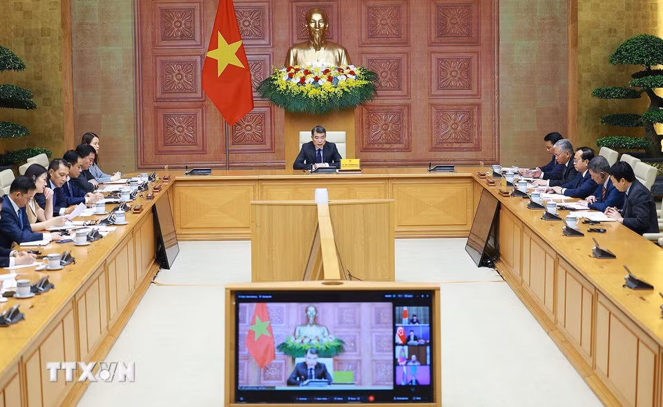 Thủ tướng Lê Minh Hưng dự và phát biểu tại Hội nghị Thượng đỉnh trực tuyến Cộng đồng phát thải ròng bằng 0 châu Á (AZEC) mở rộng. (Ảnh: Dương Giang/TTXVN)