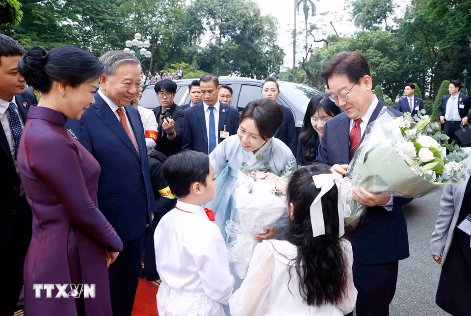 Bet8801234.com cá cược độc quyền, Chủ tịch nước Tô Lâm và Phu nhân đón Tổng thống Hàn Quốc Lee Jae Myung và Phu nhân. (Ảnh: Thống Nhất/TTXVN)