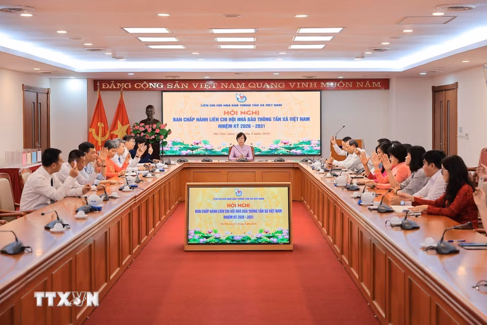 Ban chấp hành mới biểu quyết thông qua Đề án Ban thường vụ nhiệm kỳ mới. (Ảnh: Lê Đông/TTXVN)