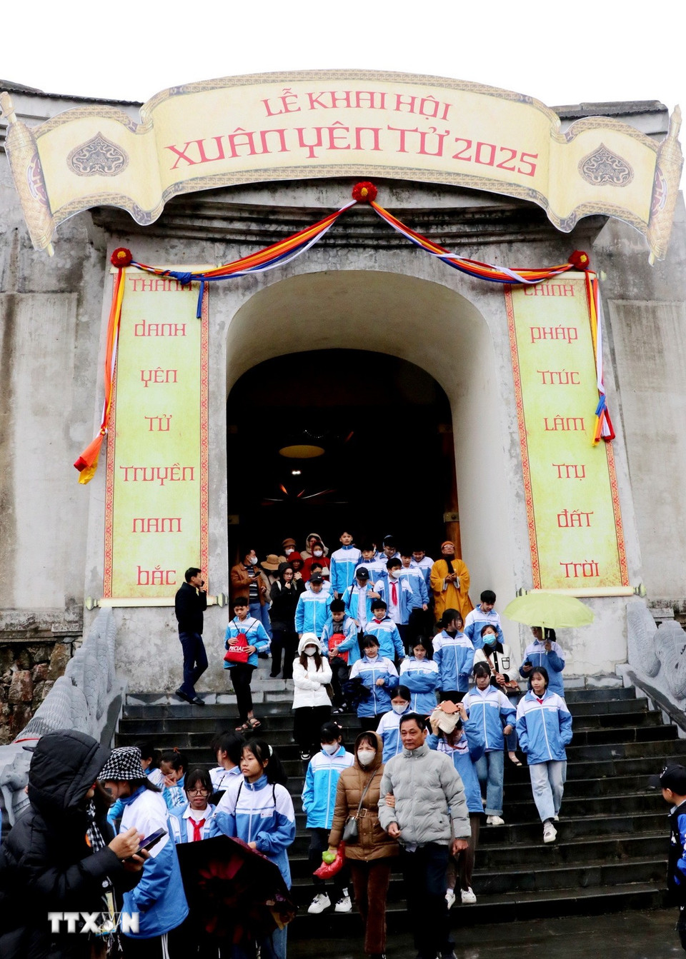 Đông đảo người dân tham gia lễ hội. (Ảnh: Văn Đức/TTXVN)