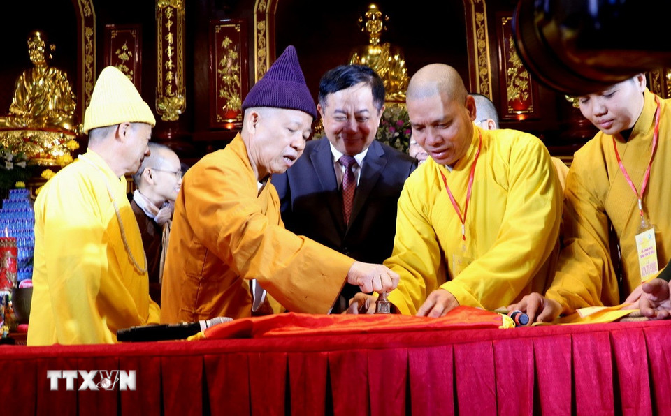 Nghi thức đóng ấn. (Ảnh: Văn Đức/TTXVN)