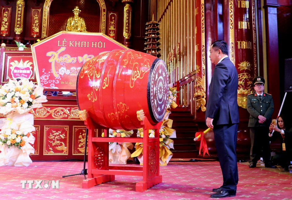 Nghi thức gióng trống khai hội. (Ảnh: Văn Đức/TTXVN)