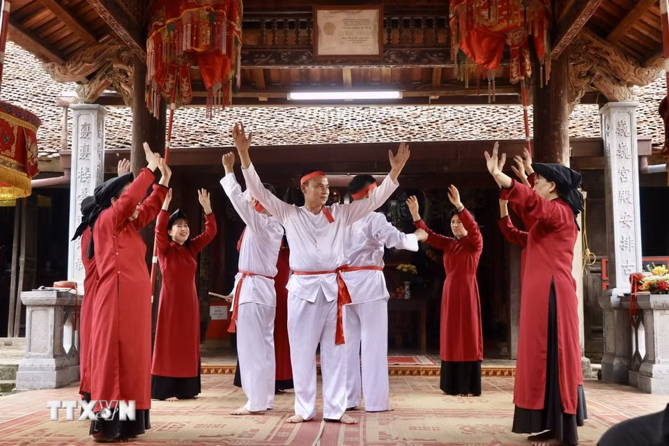 Tiết mục với các động tác mang tính nghi lễ của “kép” Xoan, thể hiện cấu trúc chặt chẽ trong trình diễn, kết hợp giữa hát, múa và nhịp phách. (Ảnh: Phương Thảo/TTXVN phát)