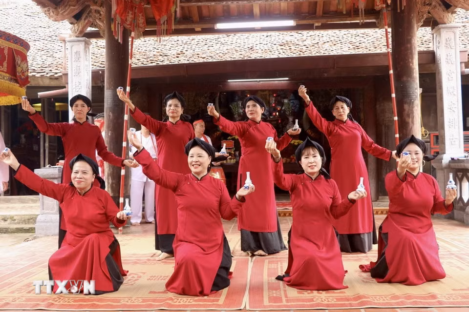 Các làn điệu hát hội được trình diễn với không khí rộn ràng, phản ánh đời sống tinh thần phong phú và sự gắn kết cộng đồng trong sinh hoạt văn hóa truyền thống. Đội hình biểu diễn tại sân đình Hùng Lô luôn có sự kết hợp giữa các nghệ nhân gạo cội và những người kế cận, đảm bảo tính liên tục và sự trao truyền di sản không bị đứt gãy. (Ảnh: Phương Thảo/TTXVN phát)