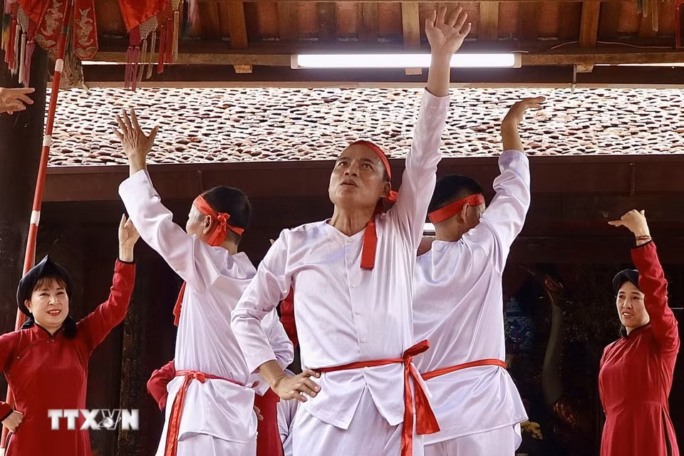 Người kép Xoan trong trang phục truyền thống đứng vững chãi giữa đội hình là biểu tượng cho sự tiếp nối bền bỉ. Thần thái tự tin và bản lĩnh của người nghệ nhân thực hành di sản chính là yếu tố cốt lõi giúp Hát Xoan có sức sống mãnh liệt và vươn xa hơn trong đời sống đương đại. (Ảnh: Phương Thảo/TTXVN phát)