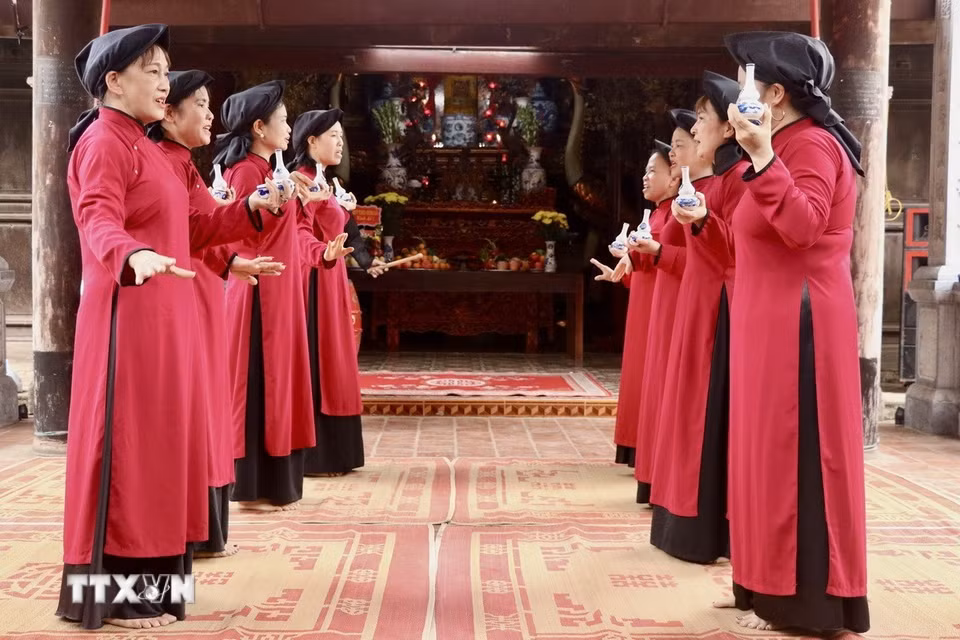Tái hiện điệu "Hát mời rượu" - một trong những làn điệu đặc sắc trong chặng Hát Hội. Những nghệ nhân cao tuổi tại Hùng Lô hiện nay chính là những "báu vật nhân văn sống", lưu giữ kỹ thuật luyến láy và nhịp phách tinh xảo của Xoan cổ. (Ảnh: Phương Thảo/TTXVN phát)