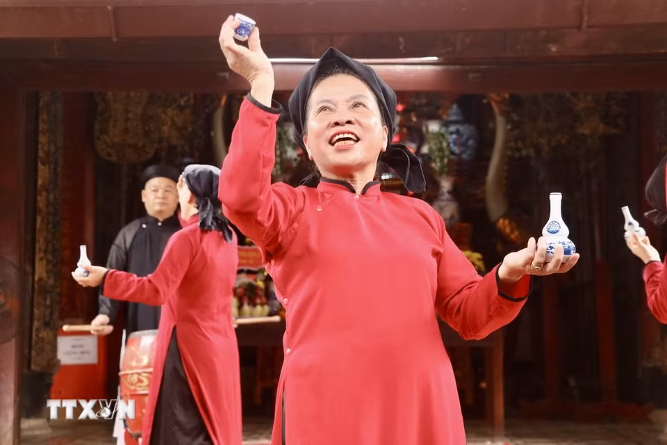 Nghệ nhân hát Xoan với đạo cụ truyền thống trong quá trình biểu diễn, là những “người giữ lửa” trực tiếp bảo tồn và trao truyền giá trị di sản qua nhiều thế hệ. Với người dân Hùng Lô, Hát Xoan không chỉ là hình thức diễn xướng mà còn là hơi thở, là niềm tự hào tự thân được gìn giữ qua bao biến cố lịch sử. (Ảnh: Phương Thảo/TTXVN phát)