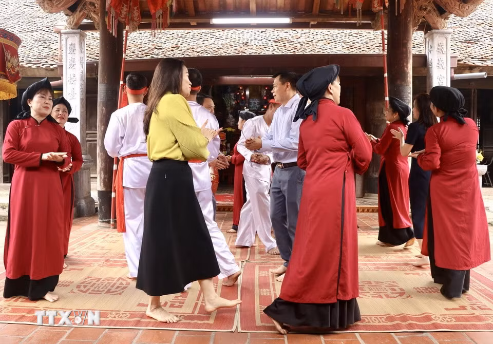 Du khách trực tiếp tham gia biểu diễn cùng các nghệ nhân, trải nghiệm Hát Xoan như một sản phẩm du lịch văn hóa đặc trưng của đất Tổ. (Ảnh: Phương Thảo/TTXVN phát)