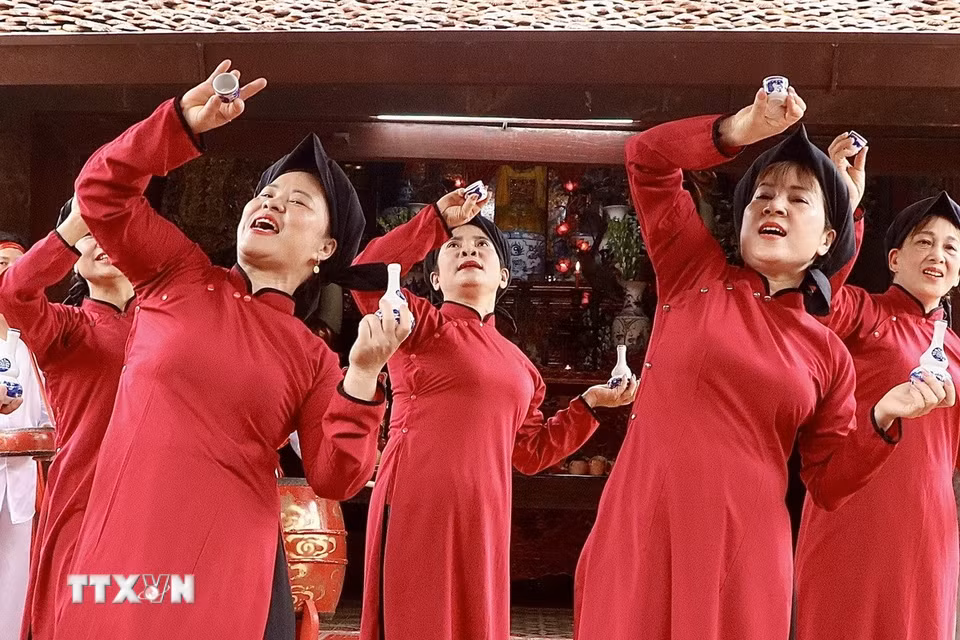 Hát Xoan là tiếng lòng của cư dân nông nghiệp, là sự thăng hoa của tâm hồn người nghệ nhân. Ánh mắt rạng ngời và nụ cười tươi tắn của các đào Xoan khi thực hiện những làn điệu mượt mà cho thấy niềm tự hào tự thân, biến những buổi diễn xướng thành ngày hội của tinh thần đoàn kết và tình yêu quê hương. (Ảnh: Phương Thảo/TTXVN phát)