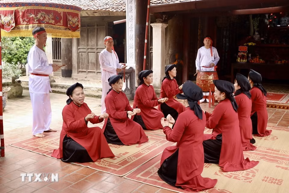 Nghệ nhân phường Xoan Hùng Lô thực hiện hát cửa đình theo lề lối cổ truyền, tái hiện không gian diễn xướng gắn với tín ngưỡng thờ cúng Hùng Vương và đời sống cộng đồng. (Ảnh: Phương Thảo/TTXVN phát)