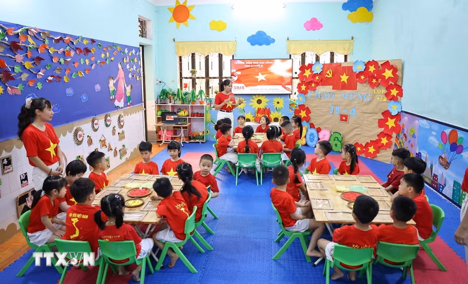 Cô trò trường Mầm non Hoa Hồng (phường Hà Giang 2, tỉnh Tuyên Quang) cùng hướng tới 51 năm Ngày Giải phóng Miền Nam, thống nhất đất nước (30/4/1975 - 30/4/2026). (Ảnh: Thanh Tùng/TTXVN)