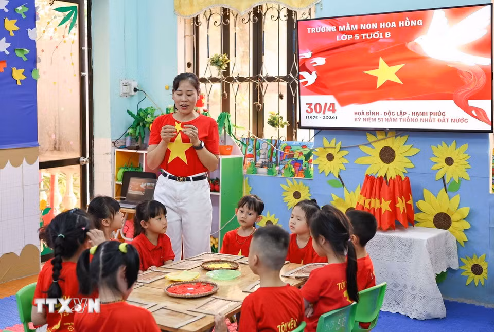 Hoạt động này giáo dục cho bé biết được ý nghĩa lá cờ đỏ sao vàng là Quốc kỳ biểu tượng của dân tộc Việt Nam, là niềm tự hào của mỗi người dân Việt Nam. (Ảnh: Thanh Tùng/TTXVN)