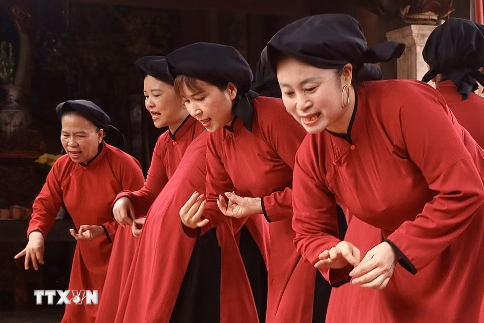 Từng cử chỉ tay, từng cách luyến láy đều được rèn giũa tỉ mỉ. Hát Xoan đòi hỏi sự khổ luyện và tính cộng đồng cao, nơi các đào trẻ học cách phối hợp nhịp nhàng để tạo nên sức sống mới cho những làn điệu cổ truyền. (Ảnh: Phương Thảo/TTXVN phát)