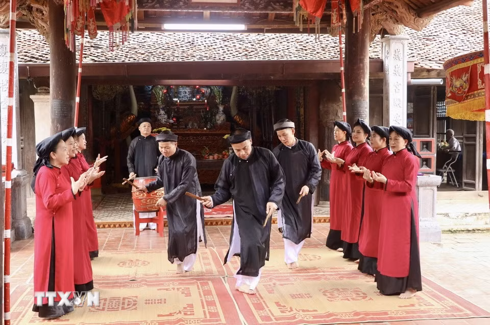 Sự tham gia của các thế hệ nghệ nhân trong cùng một tiết mục cho thấy quá trình kế thừa, truyền dạy Hát Xoan được duy trì liên tục trong cộng đồng. (Ảnh: Phương Thảo/TTXVN phát)