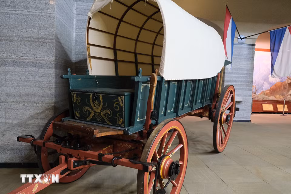 Một mẫu xe kéo của người Voortrekker được trưng bày tại đài tưởng niệm. (Ảnh: Hồng Minh/TTXVN)