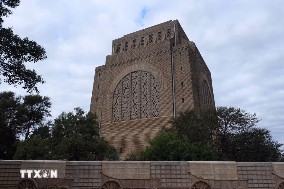 Nằm uy nghi trên đỉnh một ngọn đồi lộng gió ở thủ đô Pretoria, Đài tưởng niệm Voortrekker không chỉ là một trong những công trình kiến trúc bằng đá granite khối lớn nhất Nam Phi, mà còn được ví như một "cuốn biên niên sử bằng đá" sống động, lưu giữ chương lịch sử đầy gian khổ nhưng kiên cường của những người tiên phong gốc Âu. (Ảnh: Hồng Minh/TTXVN)