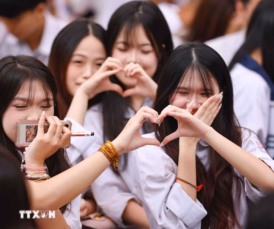 Trái tim được kết từ tay tôi và bạn sẽ luôn là biểu tượng của chúng ta để mãi bên nhau. (Ảnh: Thanh Tùng/TTXVN)