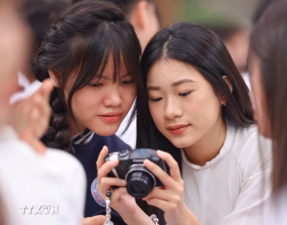 Cùng lưu lại khoảnh khắc bên nhau ngày bế giảng, để rồi mai chia xa, lòng chợt dâng niềm thiết tha. (Ảnh: Thanh Tùng/TTXVN)