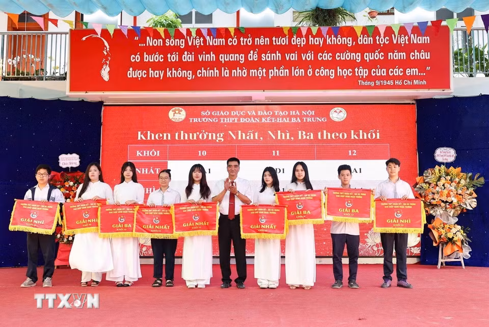 Ngày 26/5/2025, Trường Trung học Phổ thông Đoàn Kết-Hai Bà Trưng (Hà Nội) tổ chức Lễ bế giảng năm học 2024-2025, khép lại một năm học với nhiều thành tích nổi bật và những dấu ấn đáng nhớ. (Ảnh: Thanh Tùng/TTXVN)