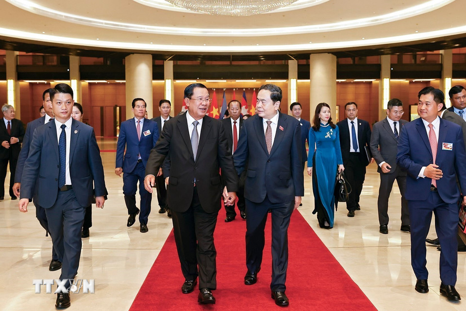 Chủ tịch Quốc hội Trần Thanh Mẫn và Chủ tịch Đảng Nhân dân Campuchia, Chủ tịch Thượng viện Campuchia Hun Sen. (Ảnh: Doãn Tấn/TTXVN)