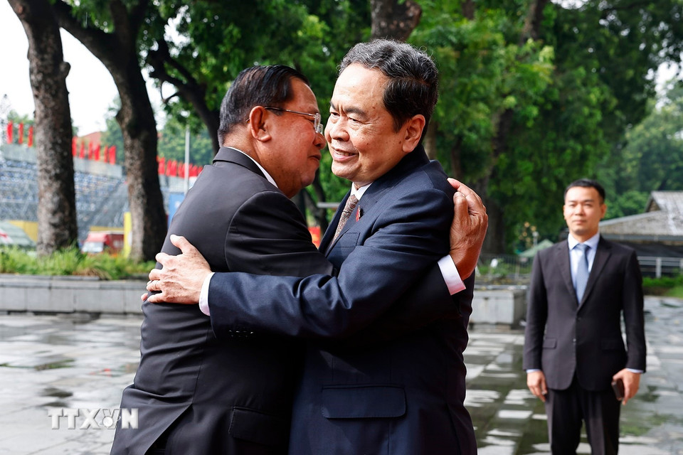 Chủ tịch Quốc hội Trần Thanh Mẫn đón Chủ tịch Đảng Nhân dân Campuchia, Chủ tịch Thượng viện Campuchia Hun Sen. (Ảnh: Doãn Tấn/TTXVN)