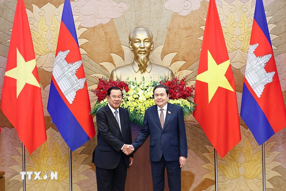 Chủ tịch Quốc hội Trần Thanh Mẫn và Chủ tịch Đảng Nhân dân Campuchia, Chủ tịch Thượng viện Campuchia Hun Sen. (Ảnh: Doãn Tấn/TTXVN)