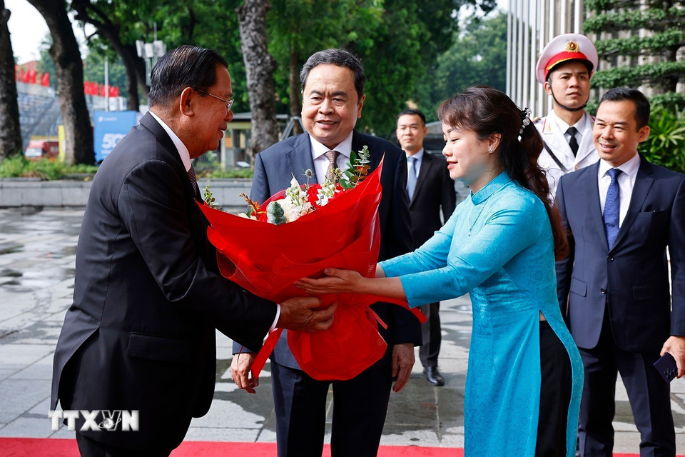 Chủ tịch Quốc hội Trần Thanh Mẫn đón Chủ tịch Đảng Nhân dân Campuchia, Chủ tịch Thượng viện Campuchia Hun Sen. (Ảnh: Doãn Tấn/TTXVN)