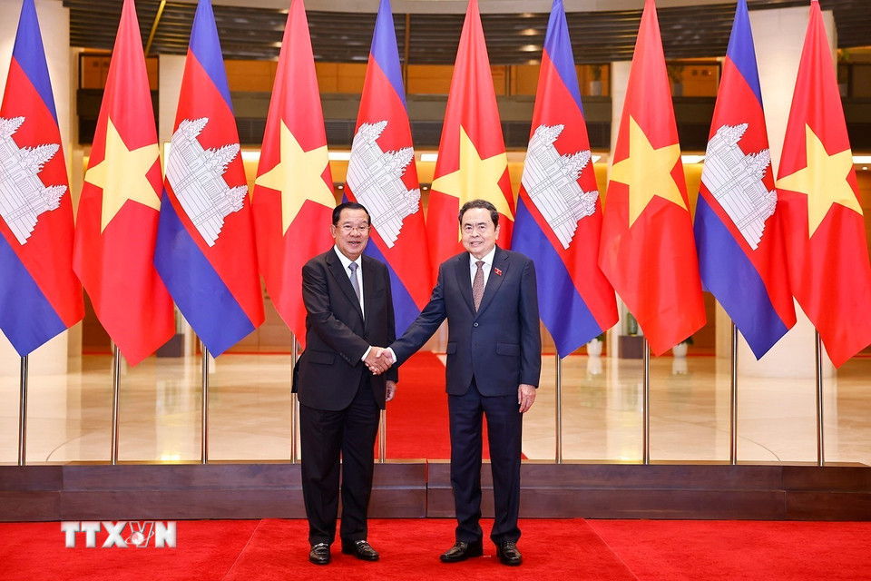Chủ tịch Quốc hội Trần Thanh Mẫn và Chủ tịch Đảng Nhân dân Campuchia, Chủ tịch Thượng viện Campuchia Hun Sen. (Ảnh: Doãn Tấn/TTXVN)