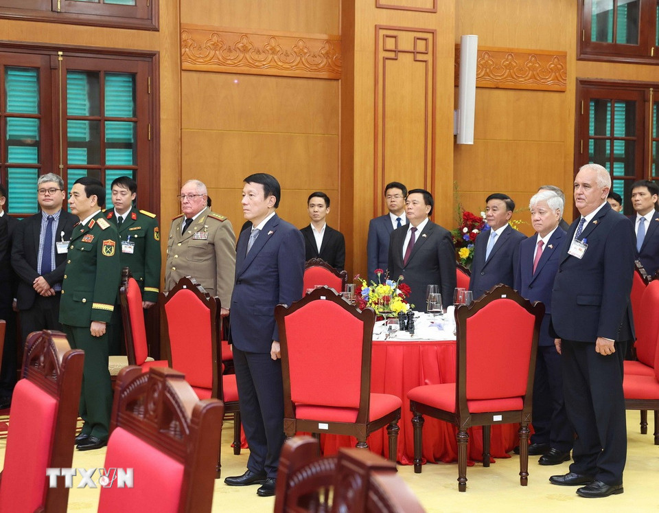 Các đại biểu thực hiện nghi lễ chào cờ. (Ảnh: Thống Nhất/TTXVN)