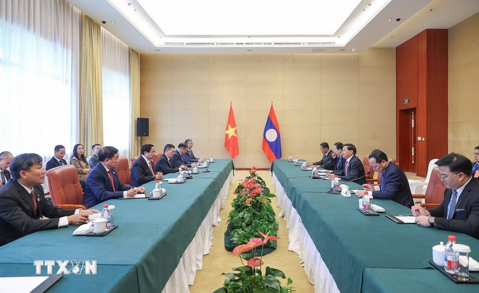 Thủ tướng Phạm Minh Chính gặp Tổng Bí thư, Chủ tịch nước Lào Thongloun Sisoulith. (Ảnh: Dương Giang/TTXVN)
