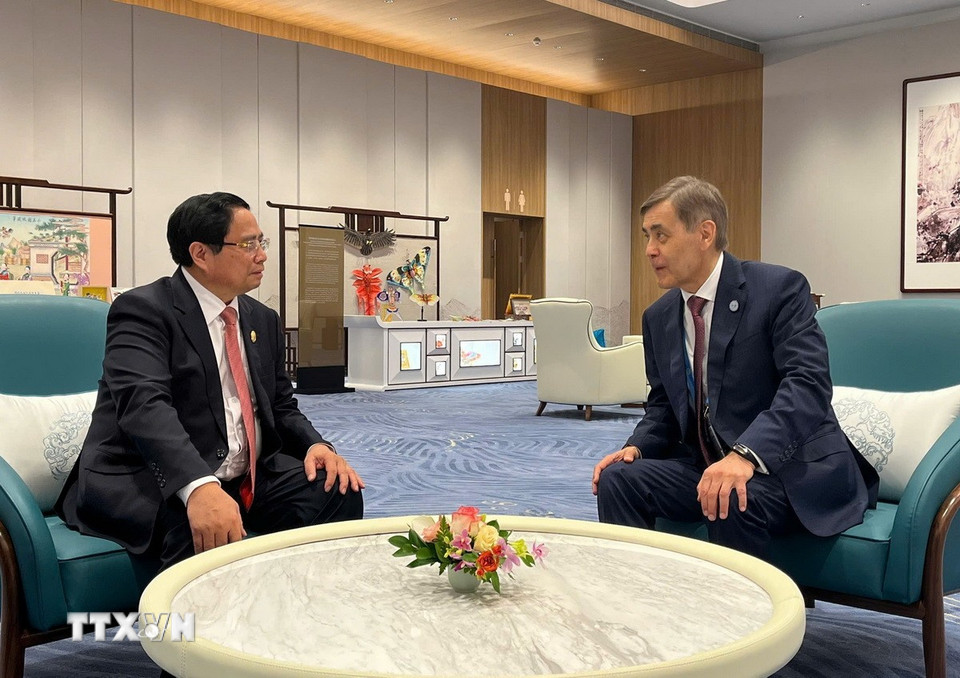 Thủ tướng Phạm Minh Chính gặp Tổng Thư ký Tổ chức Hợp tác Thượng Hải Nurlan Yermekbayev. (Nguồn: TTXVN)