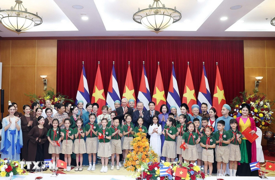 Tổng Bí thư Tô Lâm và Phu nhân, Chủ tịch nước Lương Cường và Phu nhân cùng Bí thư thứ Nhất Đảng Cộng sản Cuba, Chủ tịch nước Cuba Miguel Díaz-Canel Bermúdez và Phu nhân với các nghệ sỹ biểu diễn chào mừng tại cuộc chiêu đãi. (Ảnh: Thống Nhất/TTXVN)