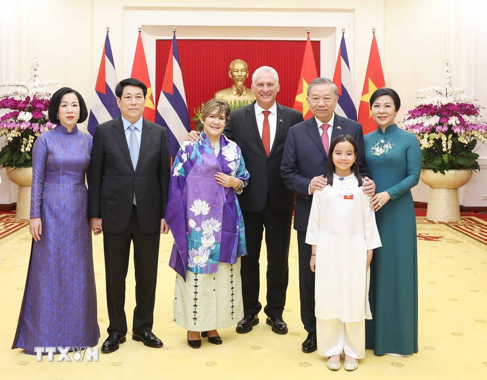 Tổng Bí thư Tô Lâm và Phu nhân, Chủ tịch nước Lương Cường và Phu nhân cùng Bí thư thứ Nhất Đảng Cộng sản Cuba, Chủ tịch nước Cuba Miguel Díaz-Canel Bermúdez và Phu nhân chụp ảnh chung. (Ảnh: Thống Nhất/TTXVN)
