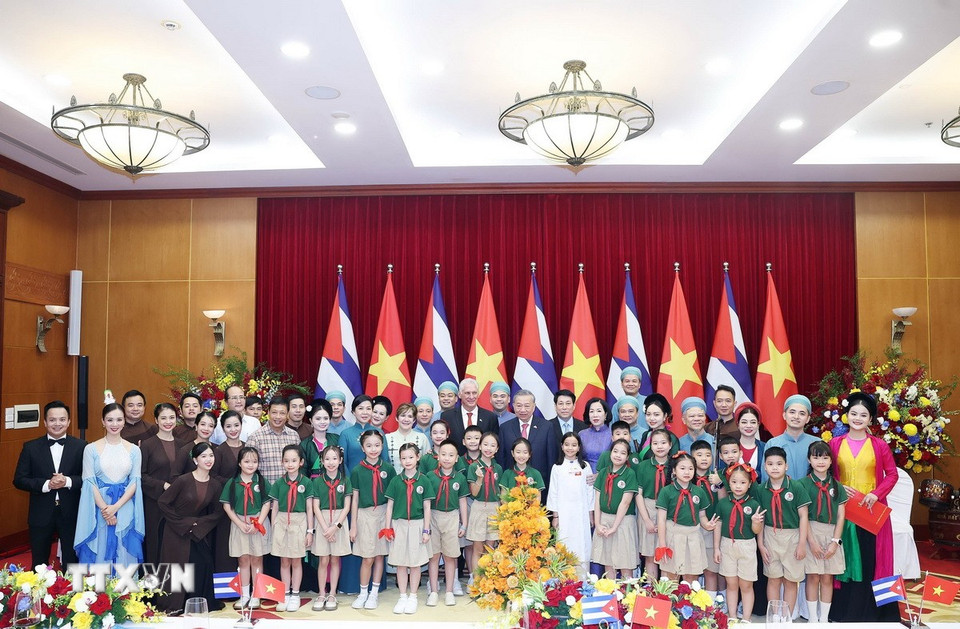 Tổng Bí thư Tô Lâm và Phu nhân, Chủ tịch nước Lương Cường và Phu nhân cùng Bí thư thứ Nhất Đảng Cộng sản Cuba, Chủ tịch nước Cuba Miguel Díaz-Canel Bermúdez và Phu nhân với các nghệ sỹ biểu diễn chào mừng tại cuộc chiêu đãi. (Ảnh: Thống Nhất/TTXVN)