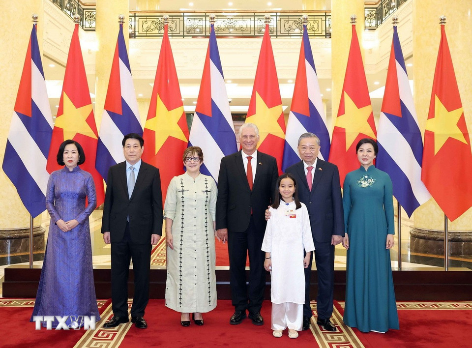 Tổng Bí thư Tô Lâm và Phu nhân, Chủ tịch nước Lương Cường và Phu nhân cùng Bí thư thứ Nhất Đảng Cộng sản Cuba, Chủ tịch nước Cuba Miguel Díaz-Canel Bermúdez và Phu nhân chụp ảnh chung. (Ảnh: Thống Nhất/TTXVN)
