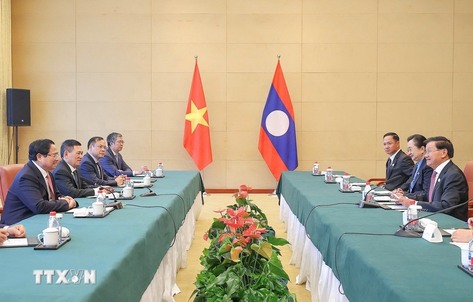 Thủ tướng Phạm Minh Chính gặp Tổng Bí thư, Chủ tịch nước Lào Thongloun Sisoulith. (Ảnh: Dương Giang/TTXVN)