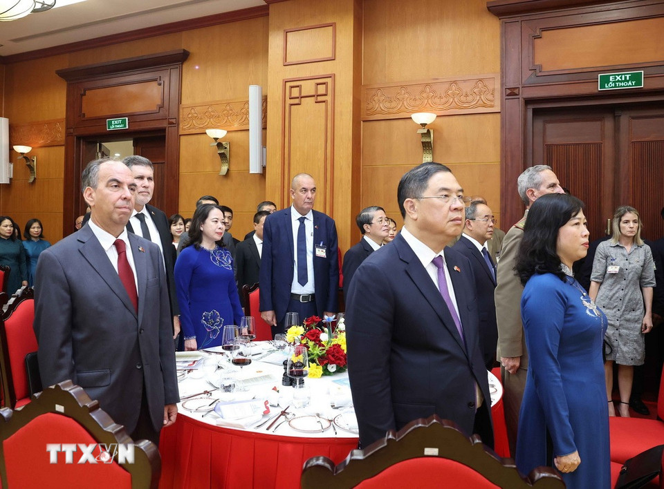 Các đại biểu thực hiện nghi lễ chào cờ. (Ảnh: Thống Nhất/TTXVN)