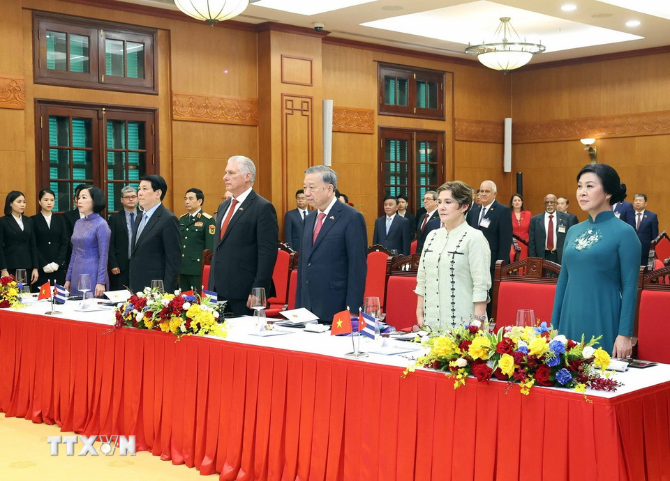 Tổng Bí thư Tô Lâm và Phu nhân, Chủ tịch nước Lương Cường và Phu nhân cùng Bí thư thứ Nhất Đảng Cộng sản Cuba, Chủ tịch nước Cuba Miguel Díaz-Canel Bermúdez và Phu nhân và các đại biểu thực hiện nghi lễ chào cờ. (Ảnh: Thống Nhất/TTXVN)