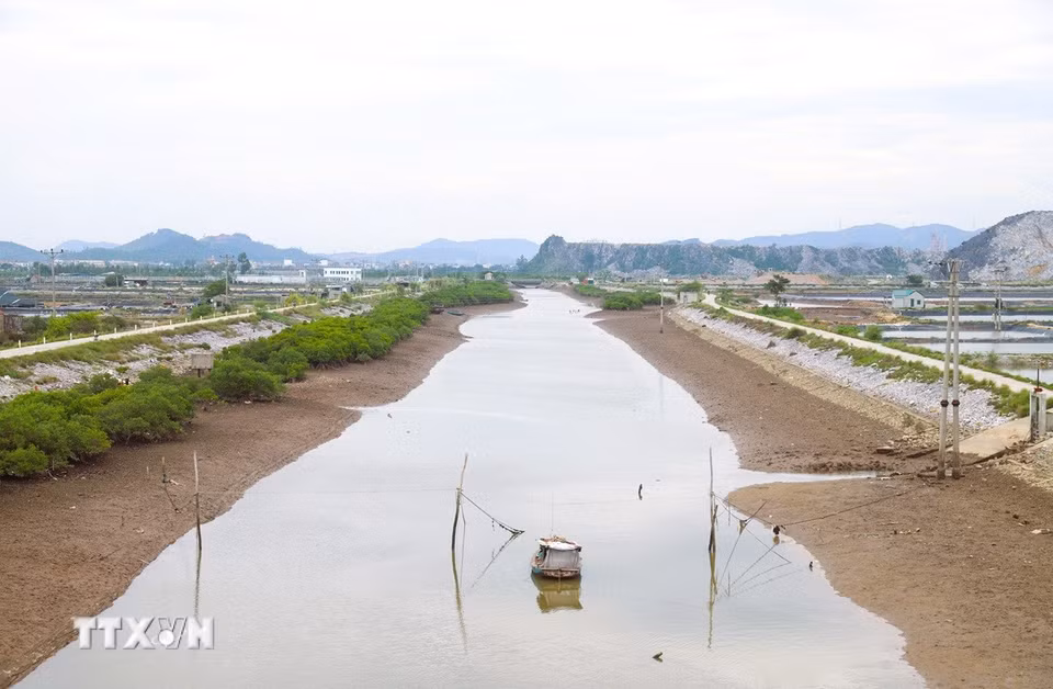 Kênh nhà Lê đoạn chảy qua địa bàn phường Tân Mai (Nghệ An). (Ảnh: Xuân Tiến/TTXVN)