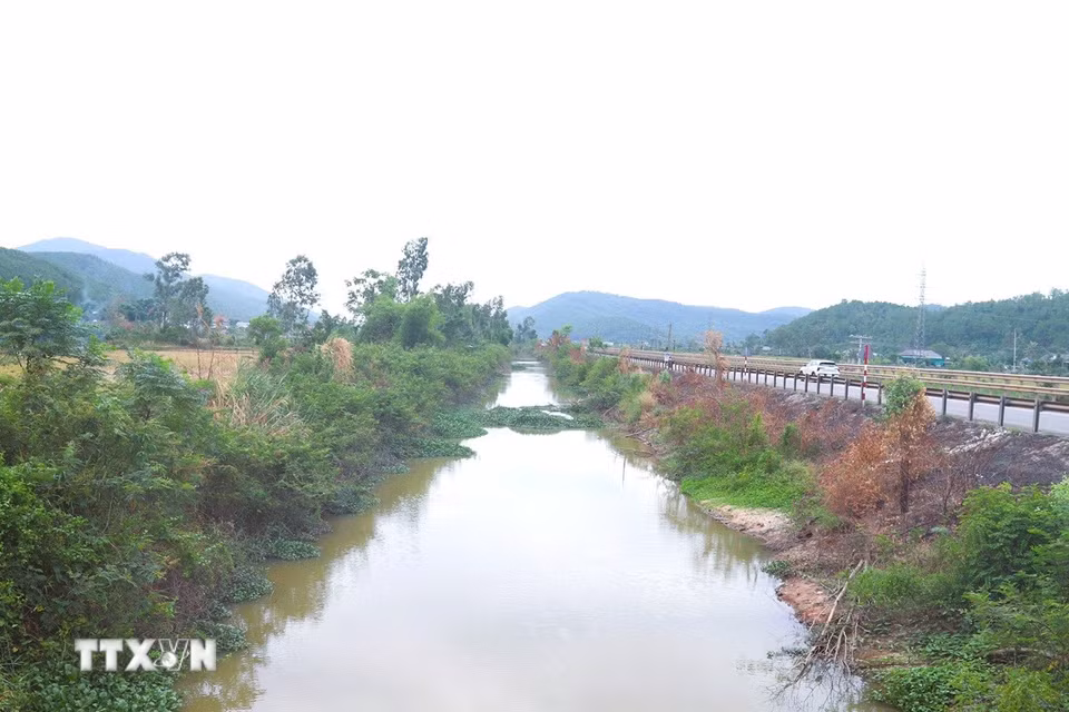 Kênh Nhà Lê chạy song song với Quốc lộ 1A trên địa bàn huyện Nghi Lộc (cũ), Nghệ An. (Ảnh: Xuân Tiến/TTXVN)