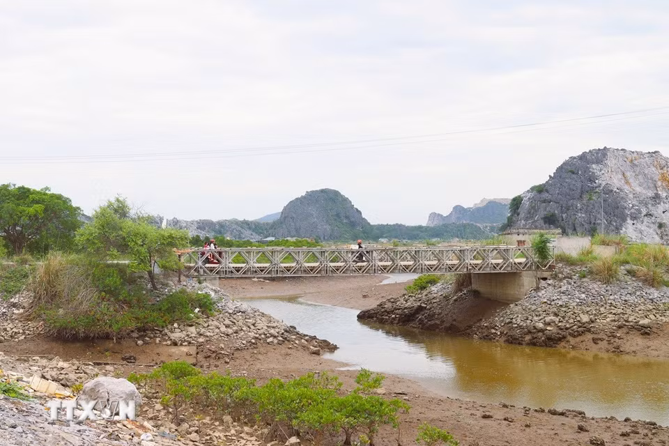 Tại địa bàn thị xã Hoàng Mai, huyện Quỳnh Lưu (cũ), tỉnh Nghệ An, kênh Nhà Lê có nhiều đoạn tuyến uốn mình qua những dãy núi đá vôi sừng sững. (Ảnh: Xuân Tiến/TTXVN)