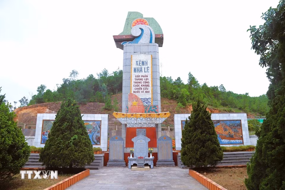 Công trình Đài tưởng niệm Kênh Nhà Lê bao gồm các hạng mục Tượng đài, phù điêu, bia tưởng niệm, cầu bắc qua sông… (Ảnh: Xuân Tiến/TTXVN)