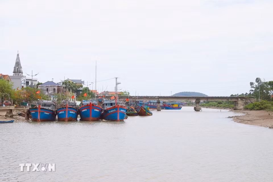 Trên toàn tuyến thuộc địa phận Nghệ An, kênh Nhà Lê nối các dòng sông tự nhiên và các cửa biển như Cửa Cờn (sông Hoàng Mai), cửa Quèn (sông Mai Giang), cửa Thơi (sông Thơi), Cửa Vạn (sông Bùng), Cửa Lò, Cửa Hội tạo thành mạng lưới giao thông thủy xuyên suốt Bắc Trung Bộ. (Ảnh: Xuân Tiến/TTXVN)
