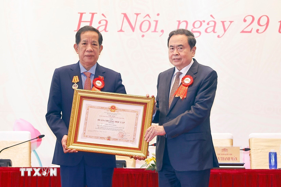 Chủ tịch Quốc hội Trần Thanh Mẫn trao Huân chương Độc lập hạng Ba tặng ông Đặng Thuần Phong, nguyên Phó Chủ nhiệm Ủy ban Văn hóa và Xã hội của Quốc hội. (Ảnh: Doãn Tấn/TTXVN)