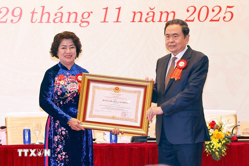Chủ tịch Quốc hội Trần Thanh Mẫn trao Huân chương Lao động hạng Nhì tặng bà Nguyễn Thị Lệ Thủy, nguyên Phó Chủ nhiệm Ủy ban Khoa học, Công nghệ và Môi trường của Quốc hội. (Ảnh: Doãn Tấn/TTXVN)
